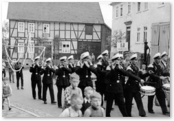 Pfingstzug mit Eierfahne